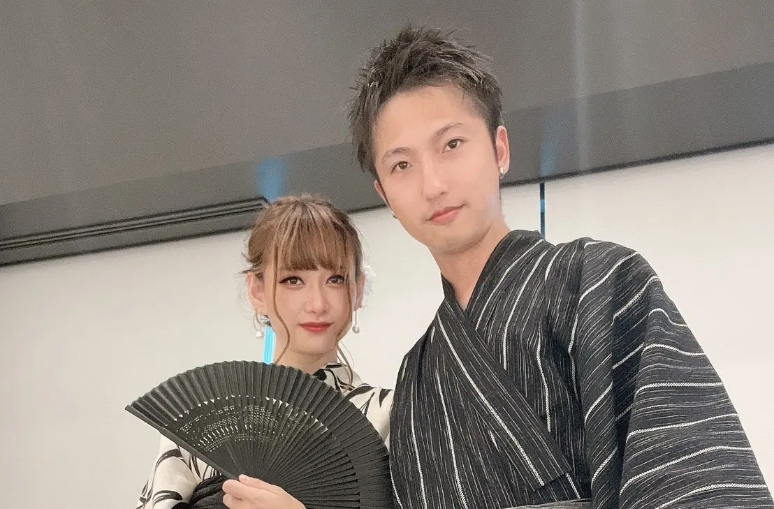 小原夫婦が笑顔で写真を撮っている様子